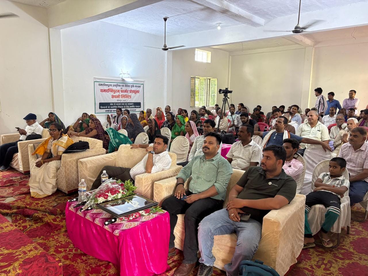 सरपतहां क्षेत्र के सारी जहांगीर पट्टी स्थित एसएस कॉलेज ऑफ फार्मेसी परिसर में किसान जागरूकता कार
