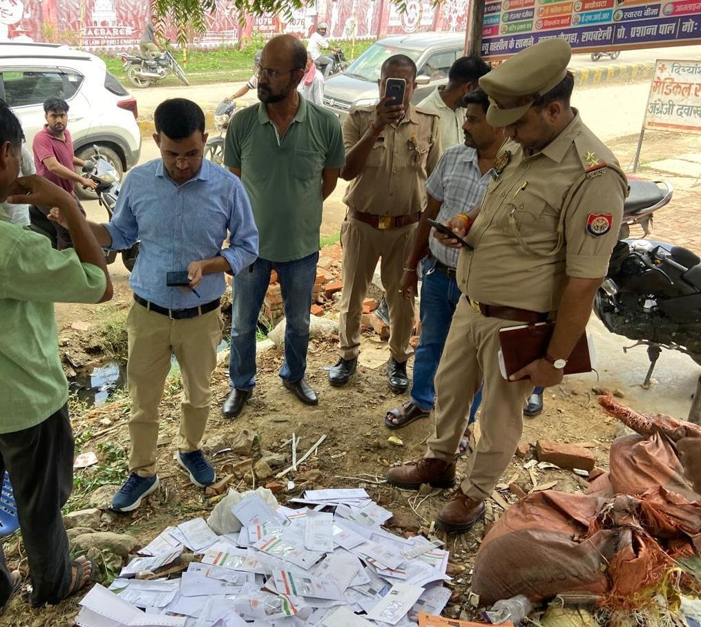 सदर तहसील परिसर में पड़े आधार कार्ड। 