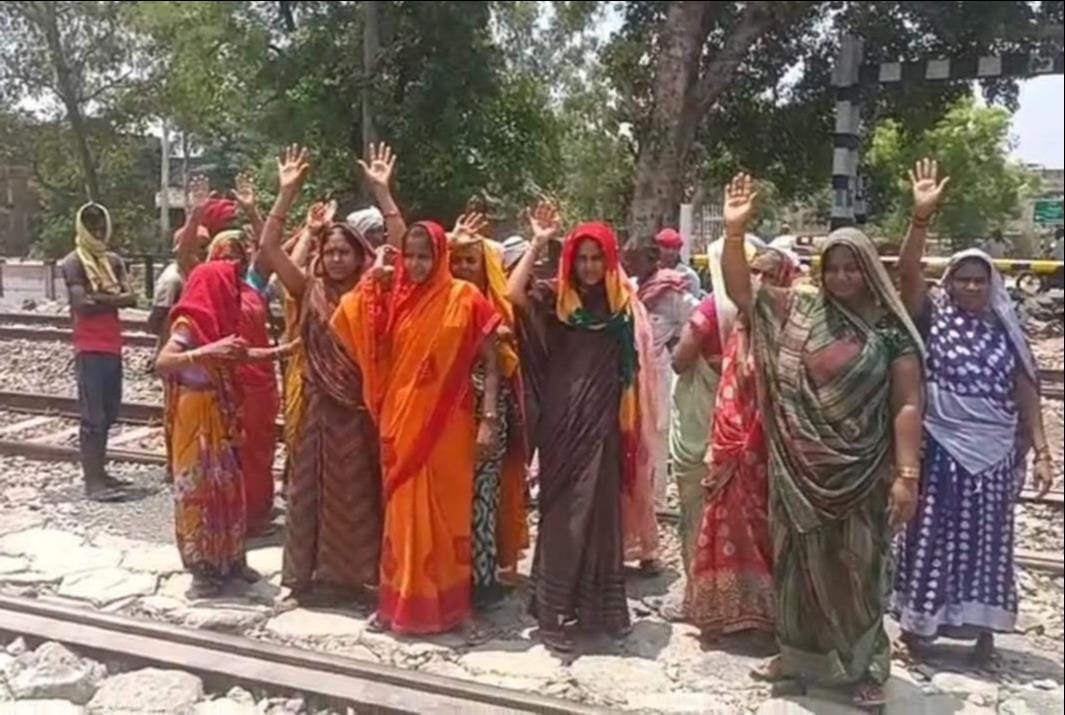 Protest against closing railway crossing; construction work halted.