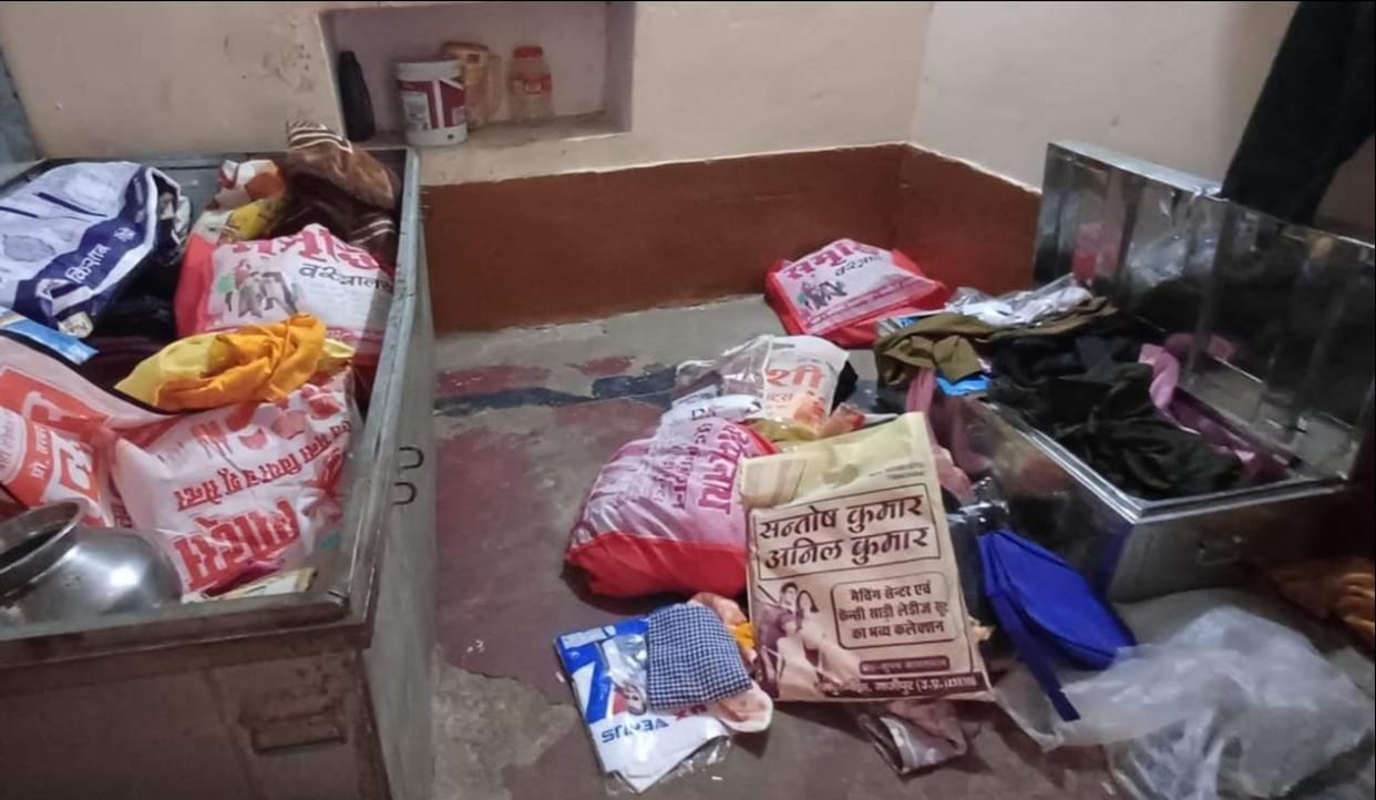Three houses across two villages were ransacked, and jewelry and cash worth lakhs were stolen.