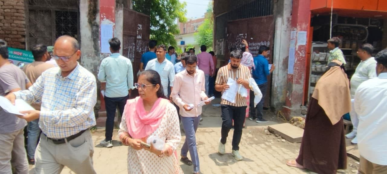 टीईटी के बाद शहर के आचार्य द्विवेदी इंटरकॉलेज से बाहर निकलते अभ्यर्थी।