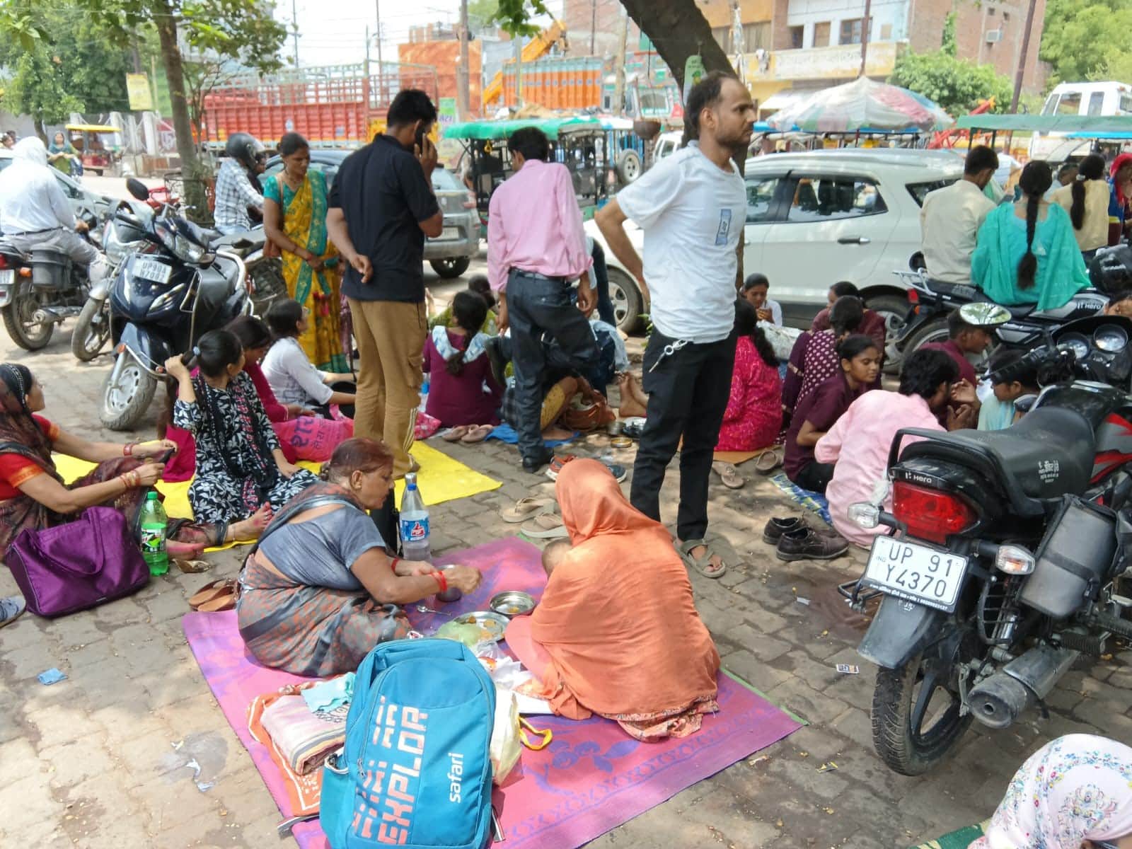 तेज धूप से बचने को पेड़ की छांव में डेरा डाले टीईटी अभ्यर्थी। संवाद