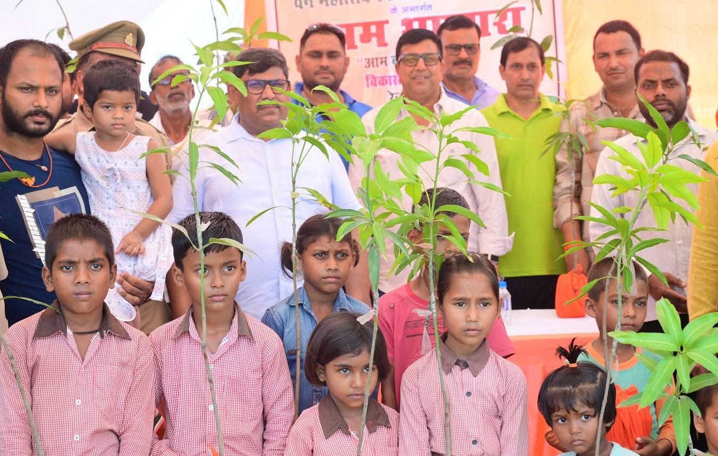 तिलोई के जमुरवा में बच्चों को वितरित किए गए आम के पौधे।-संवाद
