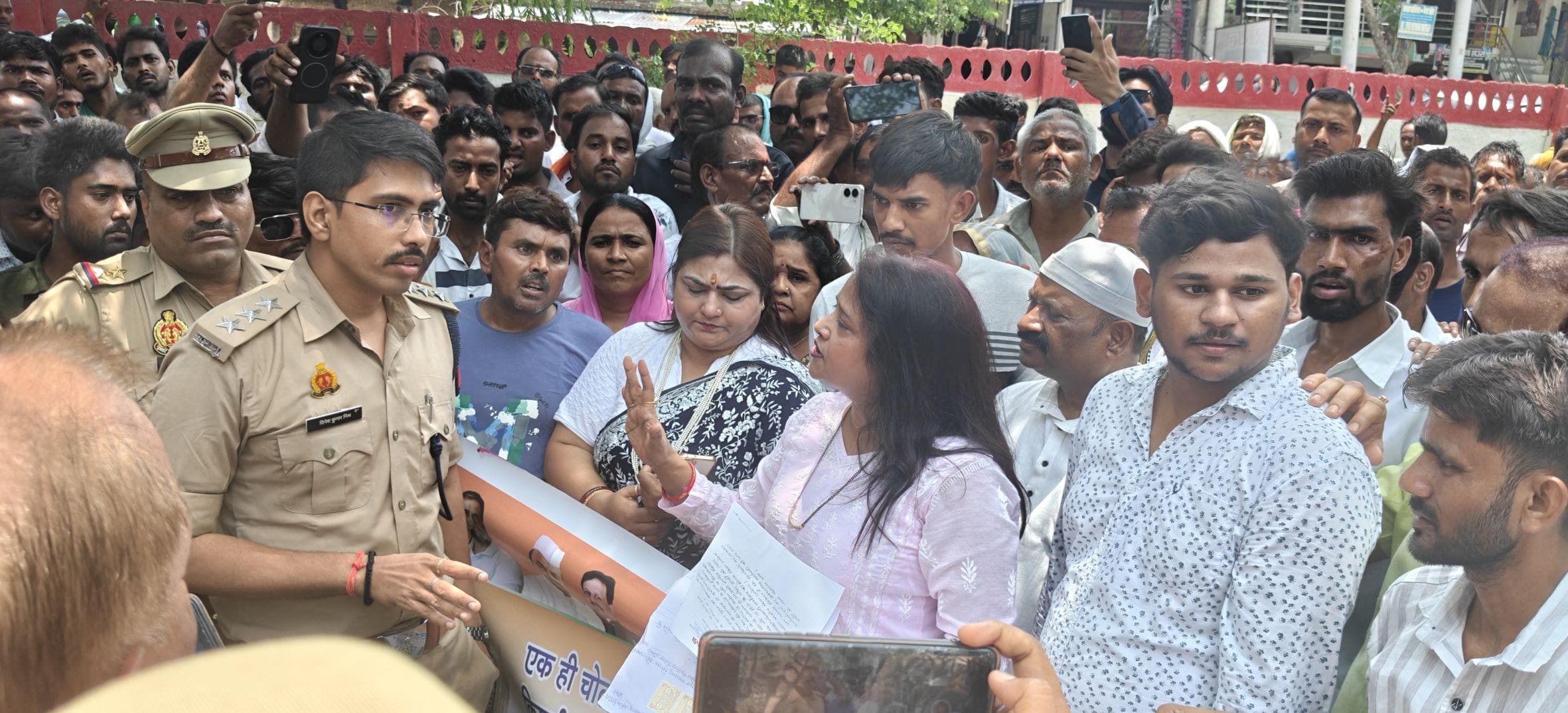 .तिलोई सीओ कार्यालय में नोंकझोंक करते कांग्रेस कार्यकर्ता।-संवाद