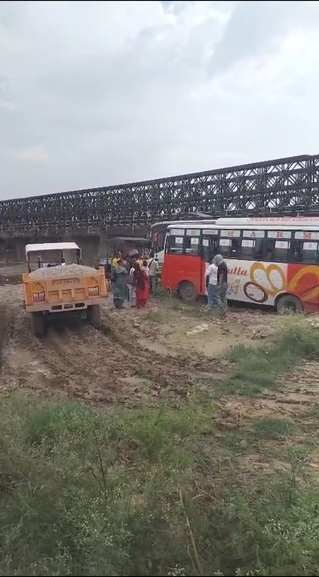 Private bus gets stuck on the makeshift track created due to the closure of the bridge on the Una-Santoshgarh road.