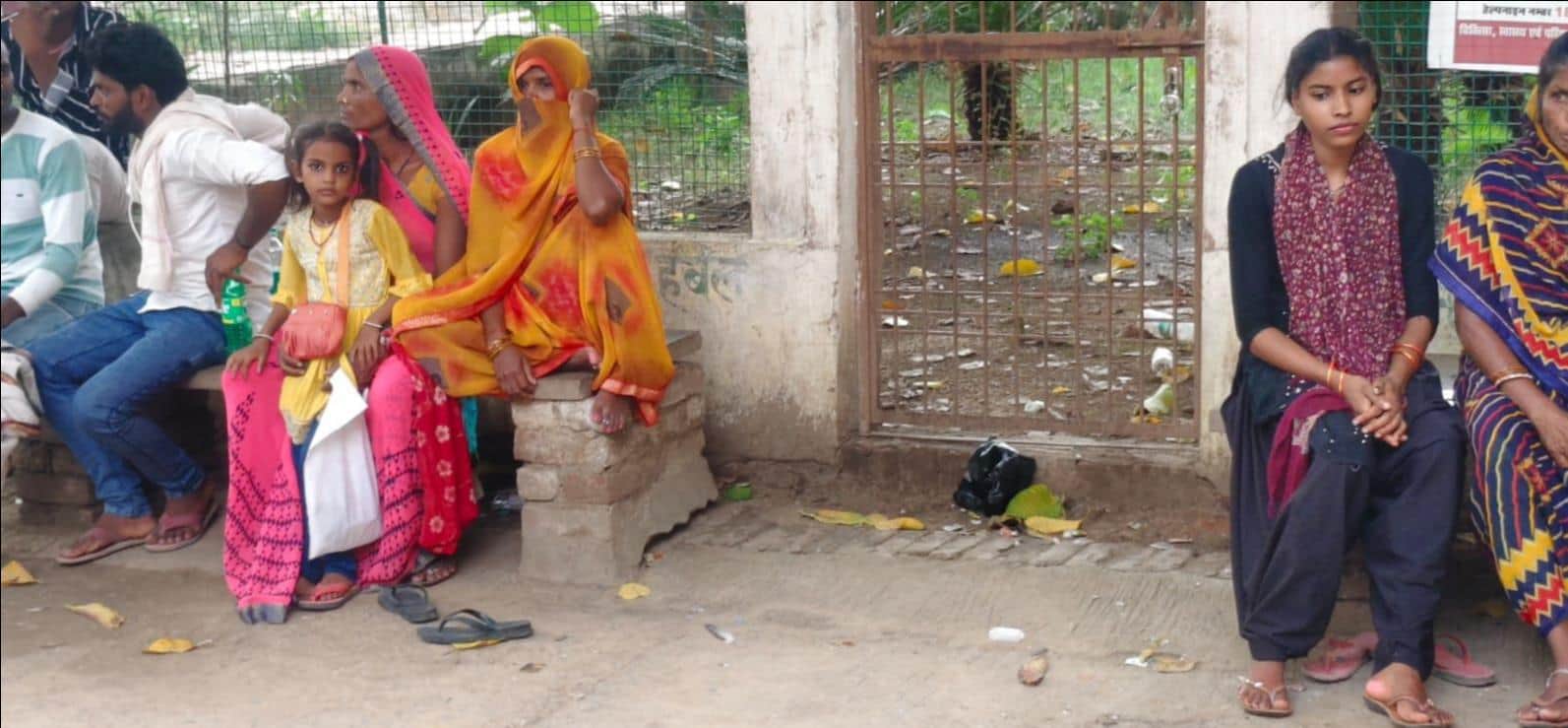 वृद्ध महिला की मौत पर गमगीन परिजन। स्रोत जागरूक पाठक