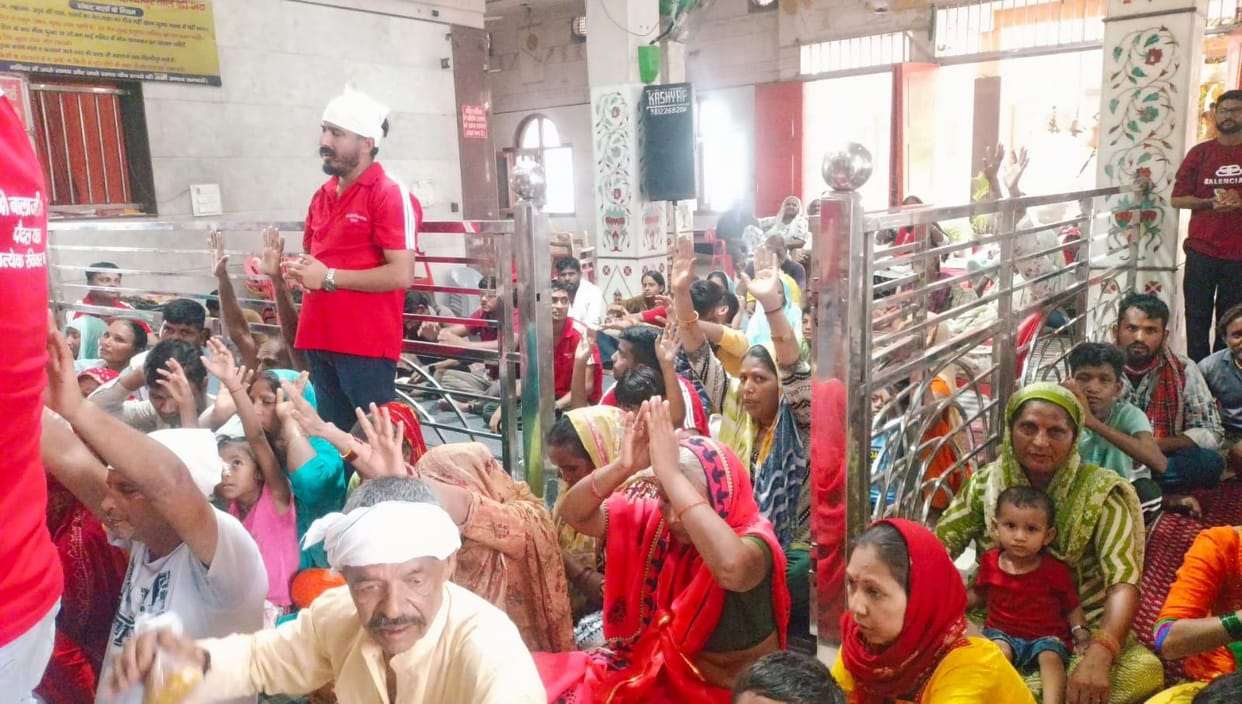 Devotees listened to bhajans and also benefited from health services at Balaji Dham.