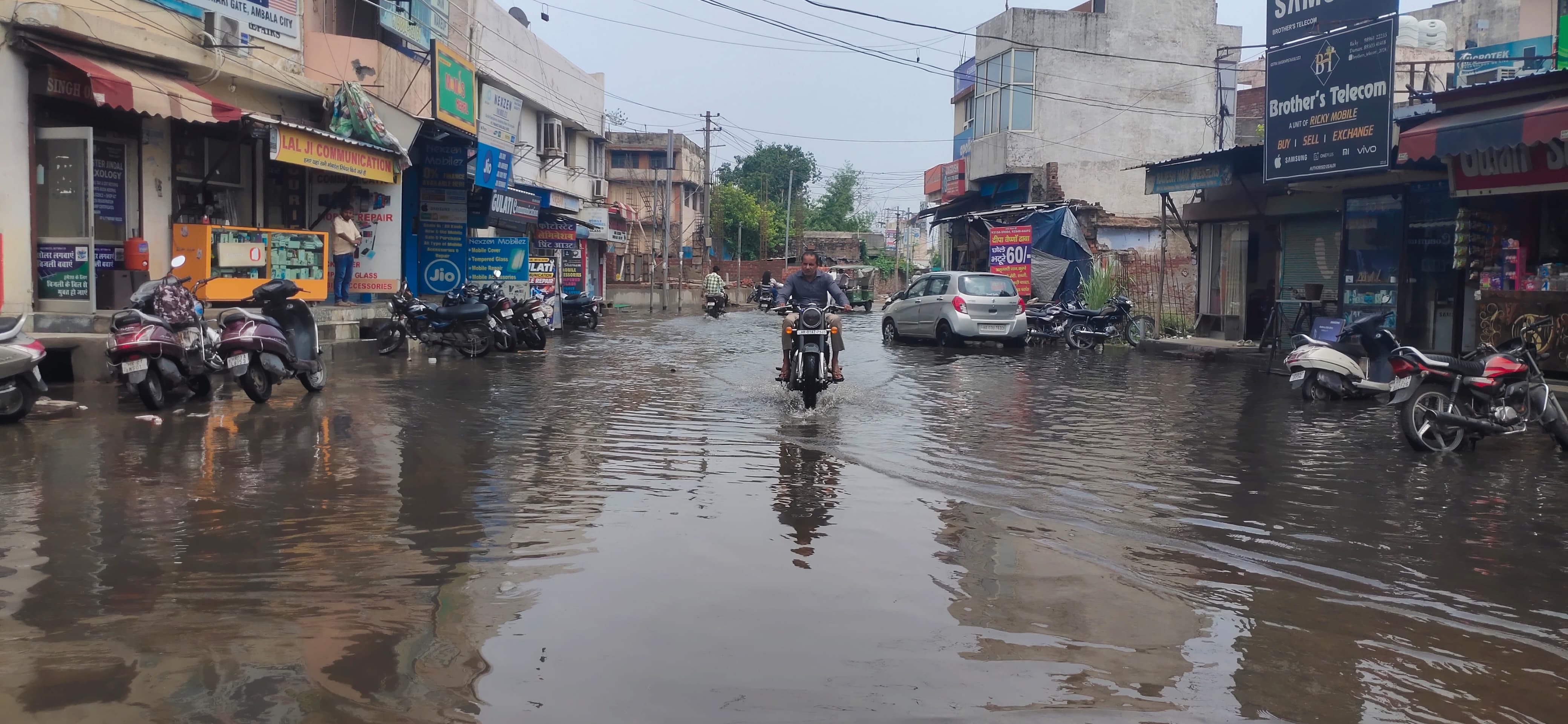 आर्य चौक की तरफ से पानी से गुजरते लोग। संवाद