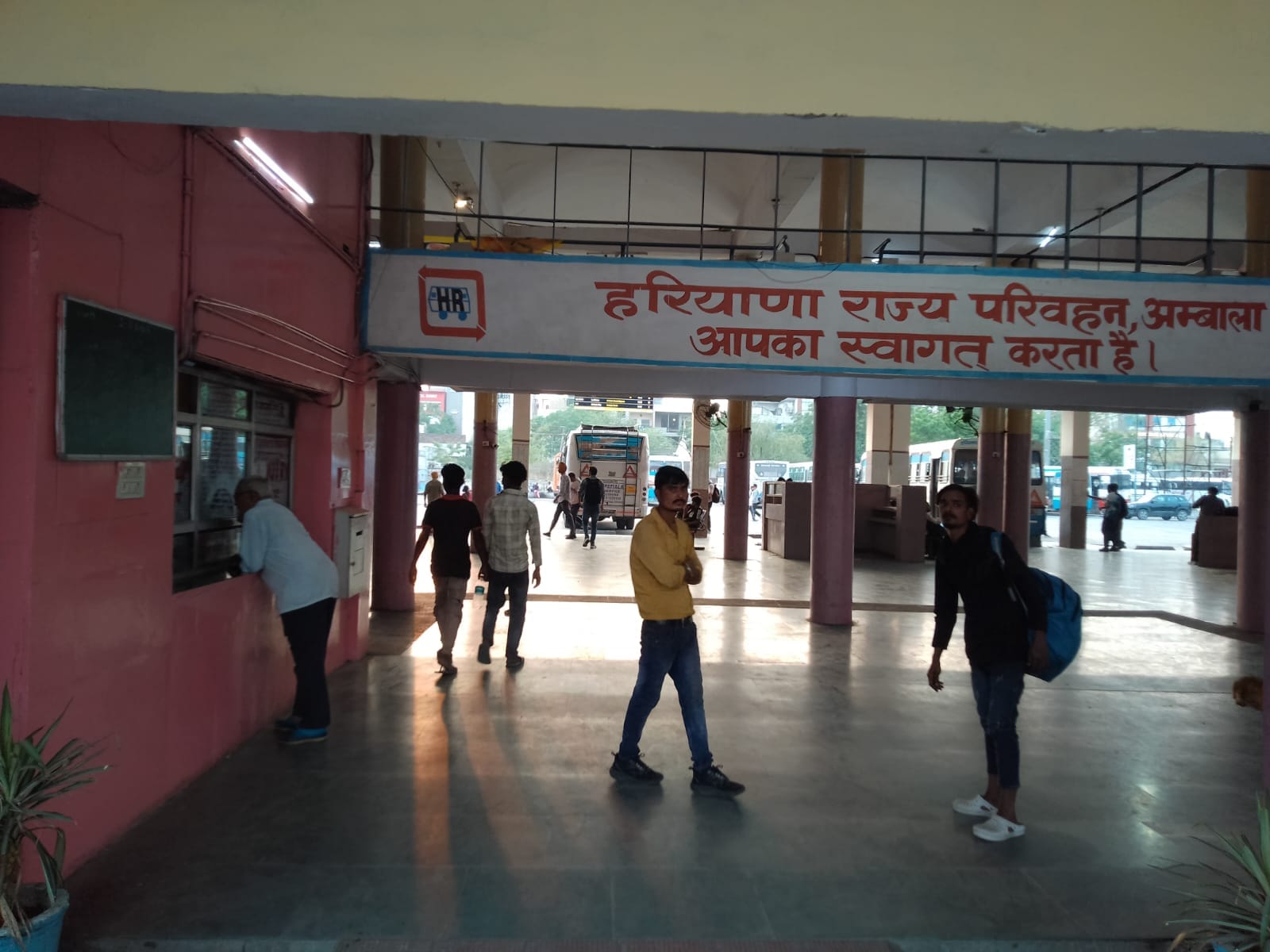 अंबाला कैंट बस अड्डे के पूछताछ केंद्र पर जानकारी लेते अभिभावक व परीक्षार्थी । संवाद