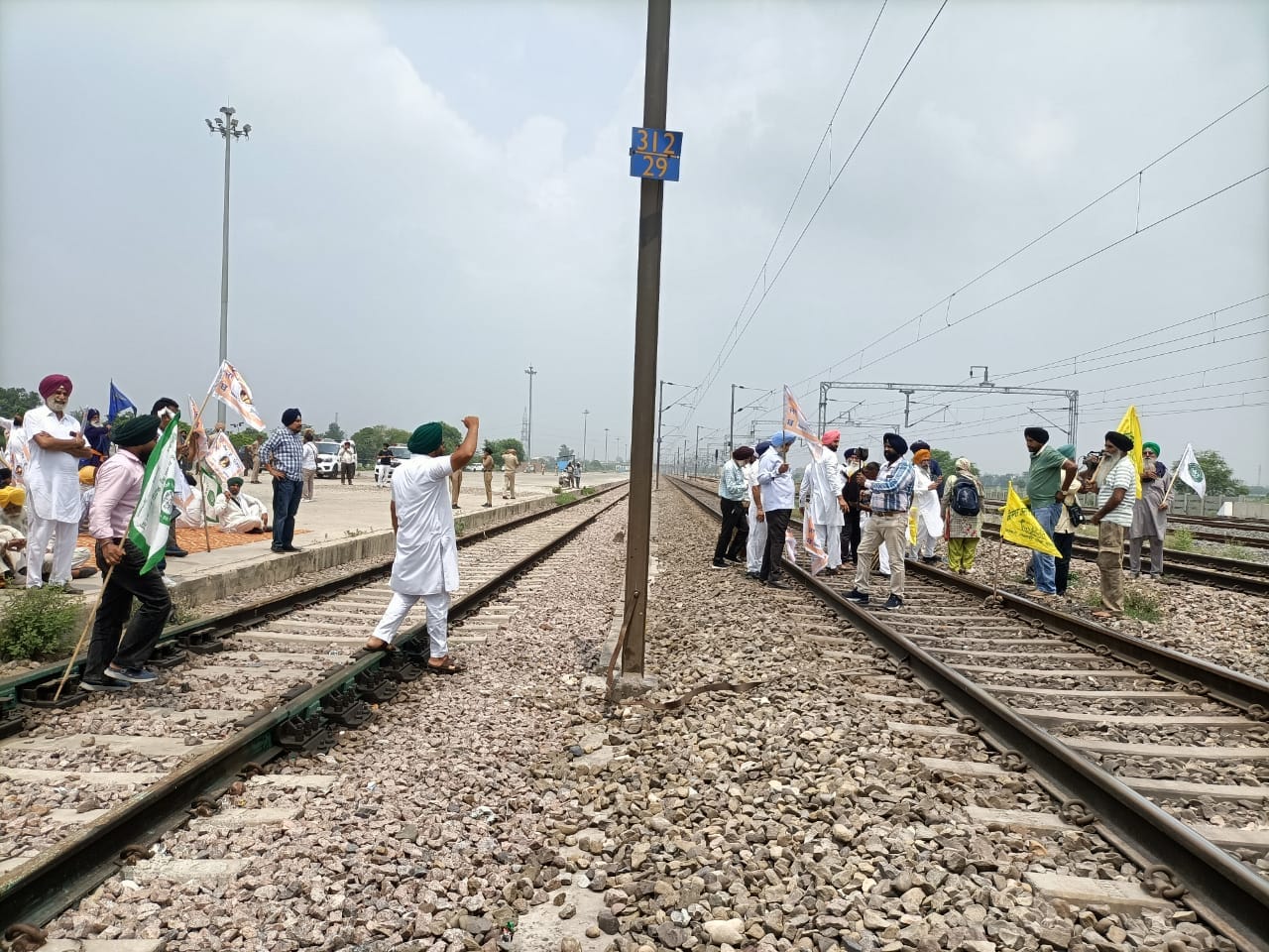 अंबाला-लुधियाना रेल खंड पर सरहिंद स्टेशन के पास रेल लाइन पर धरना देते किसान। रेलवे