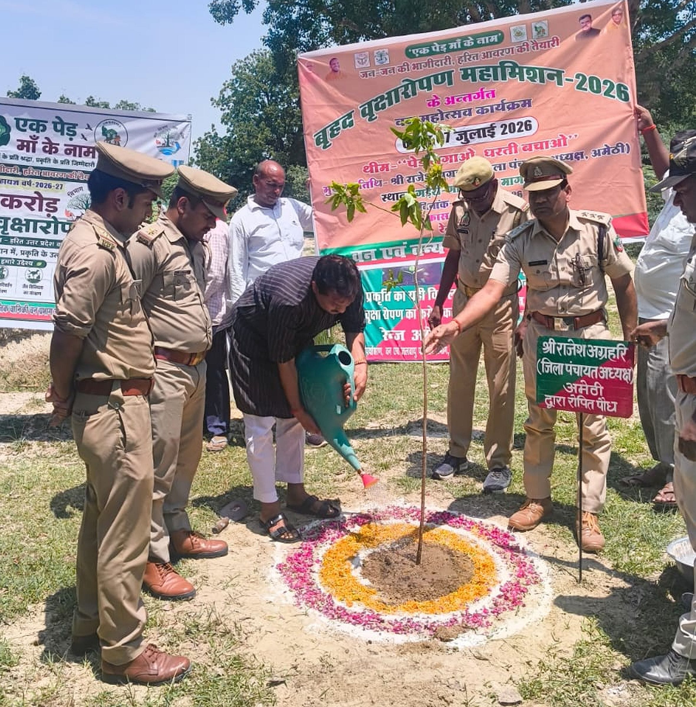  अमेठी में पौधरोपण करते जिला पंचायत अध्यक्ष। स्रोत: सूचना विभाग