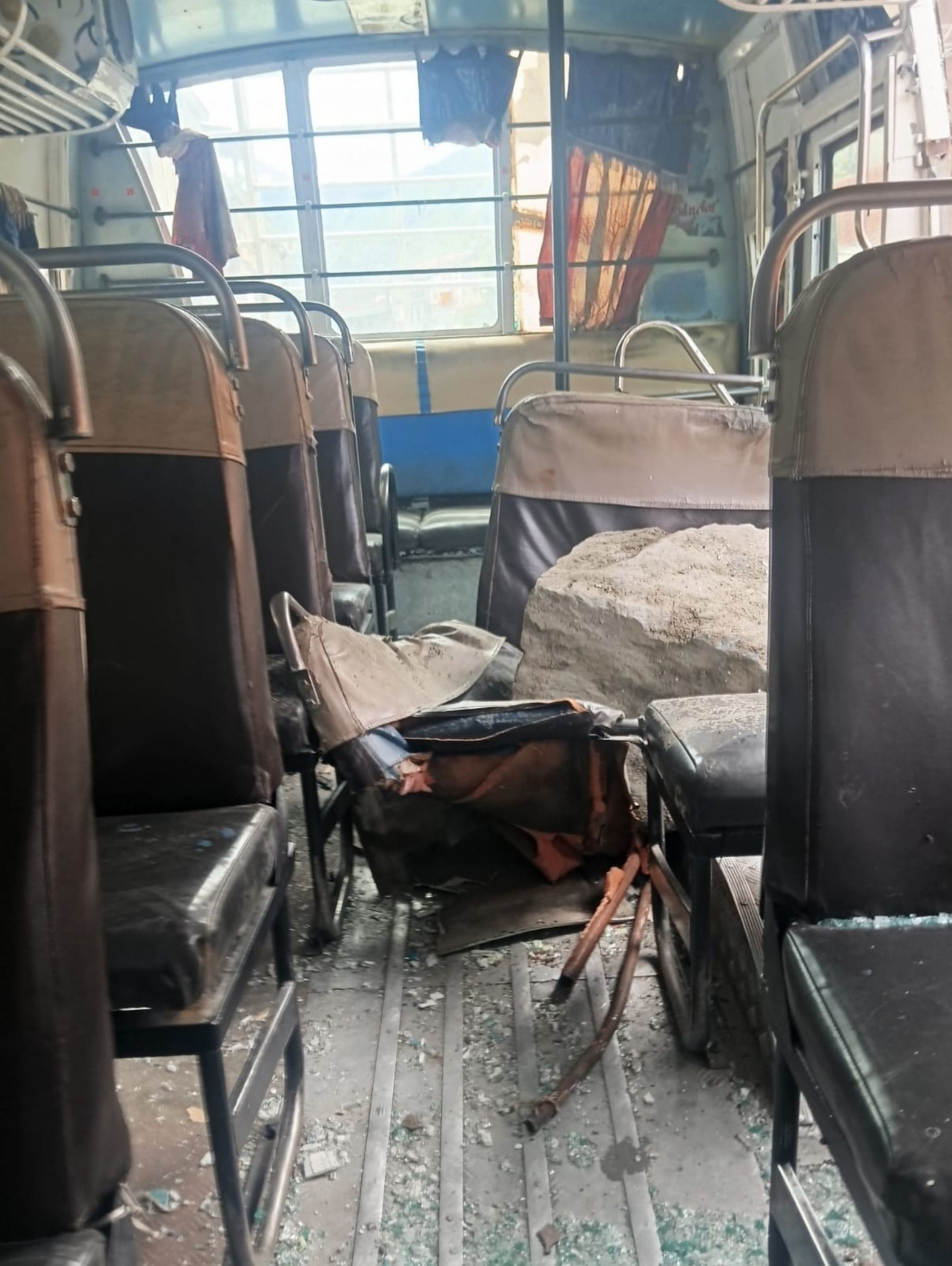 बा में गैहरा के पास निजी बस के अंदर सीट पर पड़ा पत्थर।संवाद