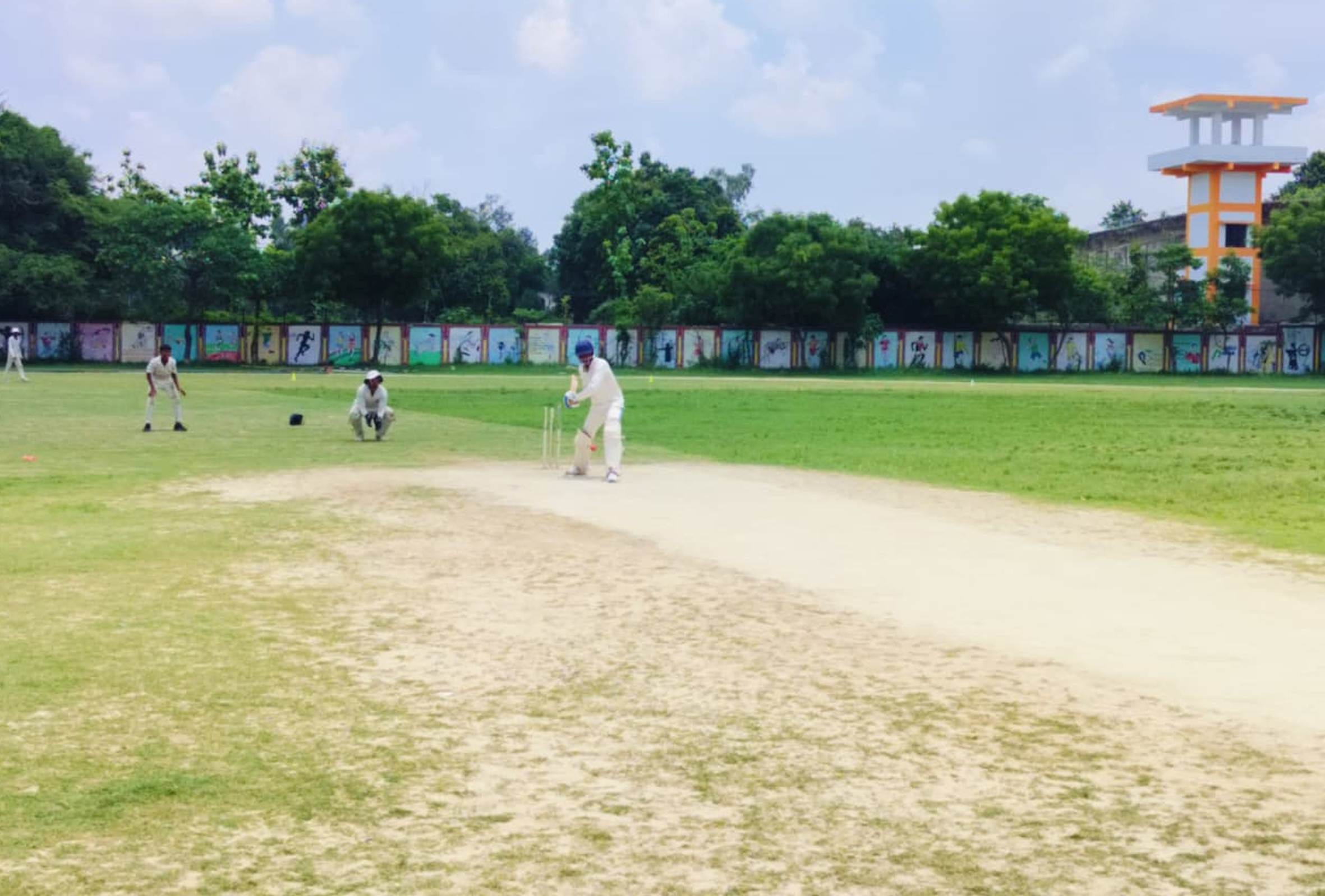 बहराइच के इंदिरा गांधी स्पोर्ट्स स्टेडियम में क्रिकेट मैच खेलते खिलाड़ी।    -संवाद