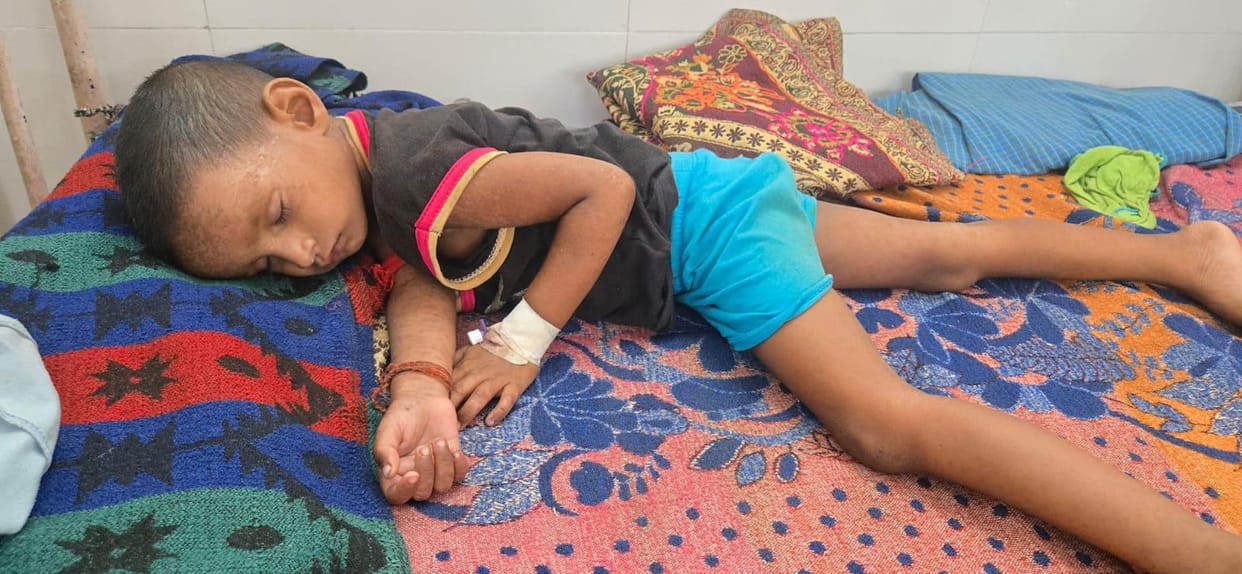 Measles outbreak in Pukhaipurwa; team arrives.