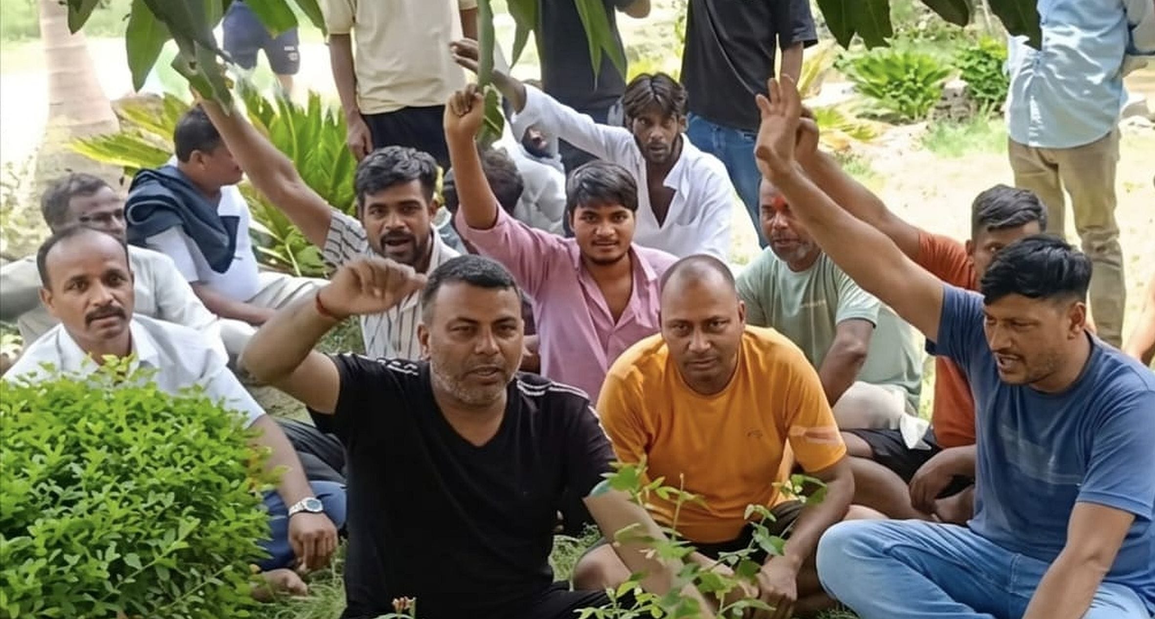  बाजारशुकुल के सत्थिन विद्युत उपकेंद्र पर प्रदर्शन करते ग्रामीण। स्रोत: ग्रामीण