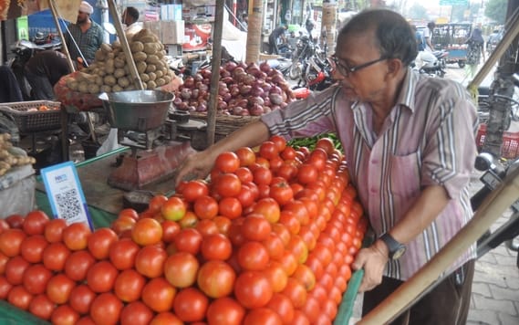 Rising tomato and onion prices spoil the taste.