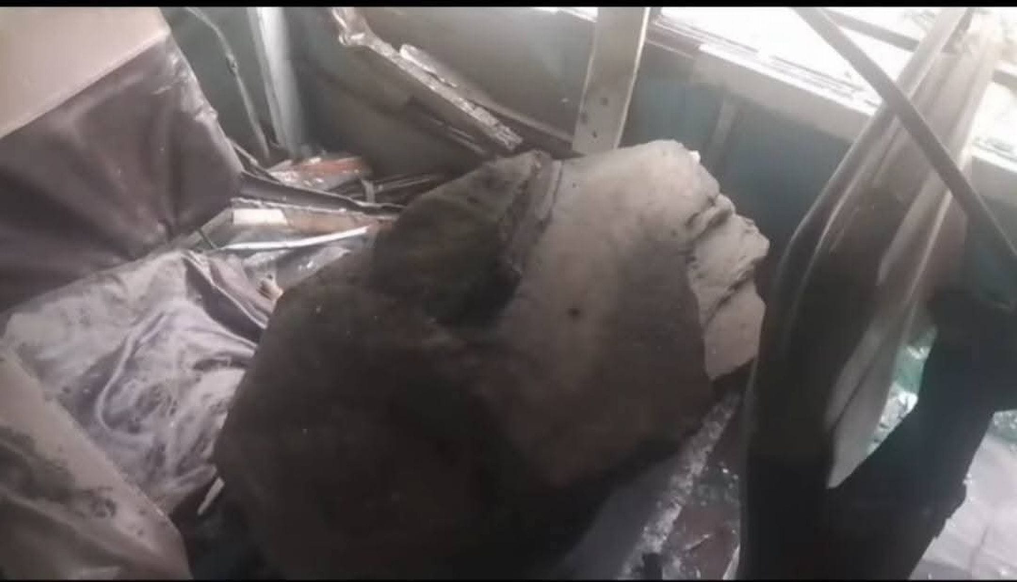 चंबा में गैहरा के पास निजी बस के अंदर सीट पर पड़ा पत्थर।संवाद