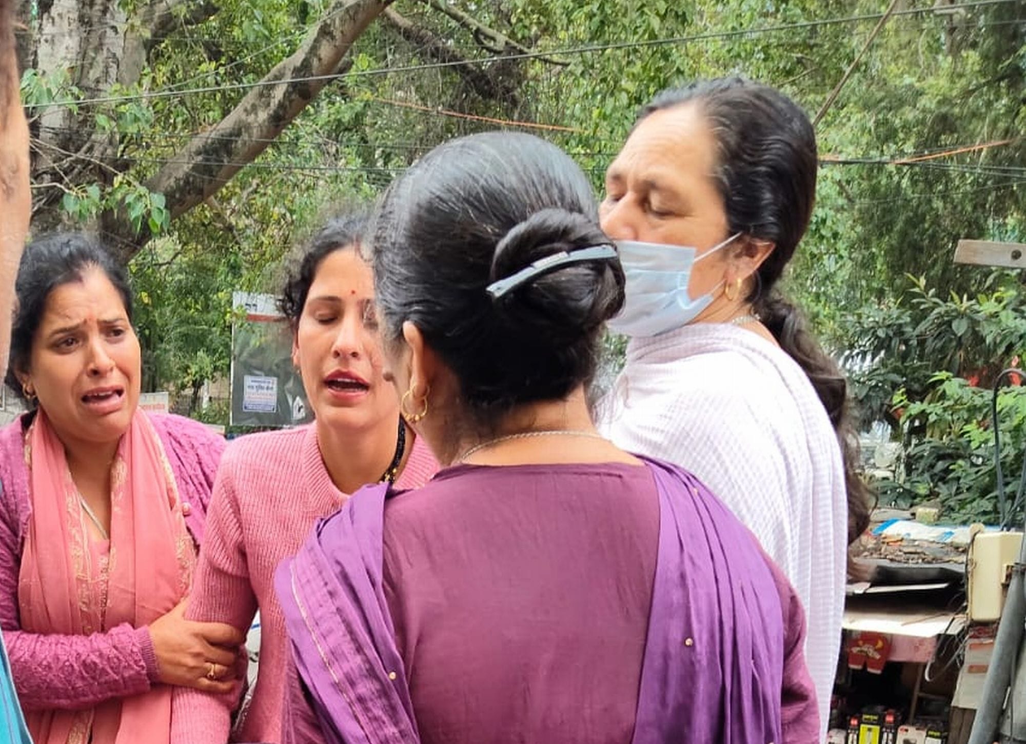 चंबा मेडिकल कॉलेज के बाहर बस हादसे में जान गवां चुके युवक की मौत के बाद विलाप करते परिजन।संवाद
