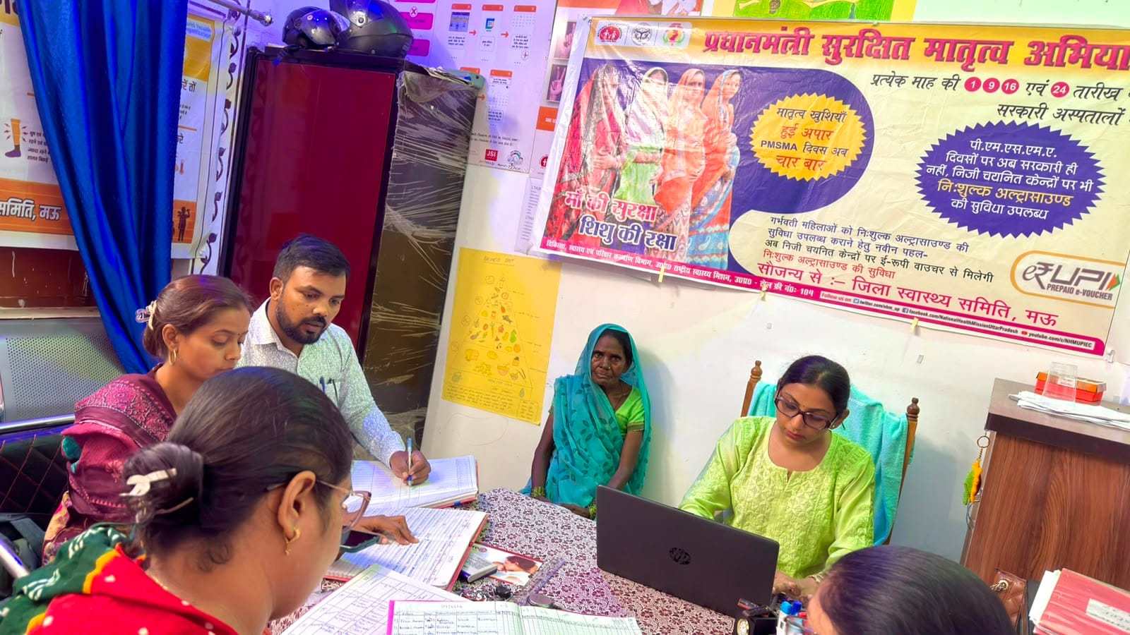 छोटी महारानियां प्राथमिक स्वास्थ्य केंद्र पर आरोग्य मेला में उपचार करते डॉक्टर