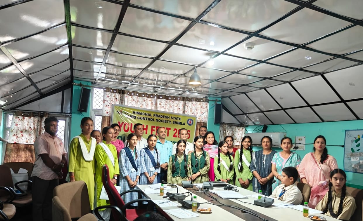 Bilaspur school team wins district-level AIDS awareness quiz.