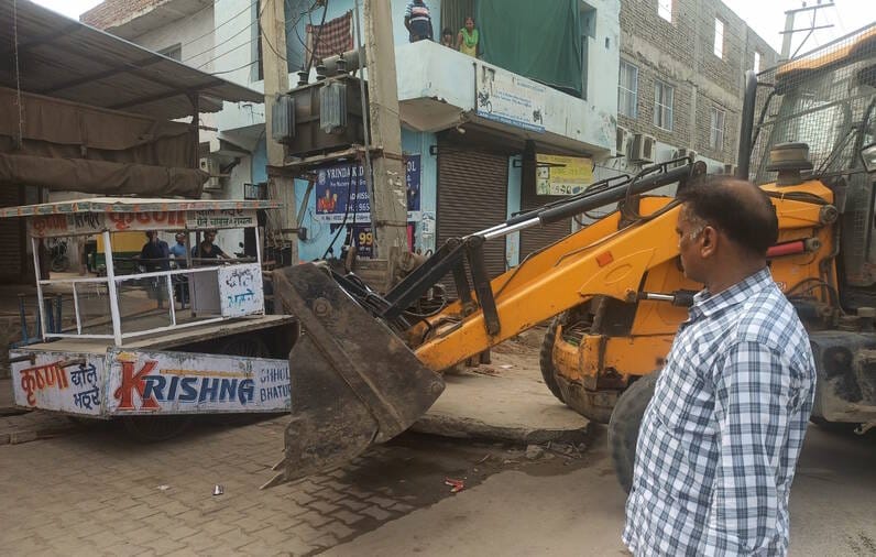 The Municipal Corporation launched an anti-encroachment drive.