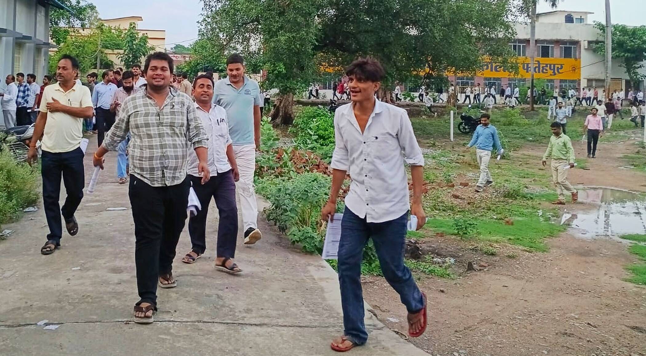 फोटो-12-परीक्षा देकर बाहर निकलते अभ्यर्थी। संवाद
