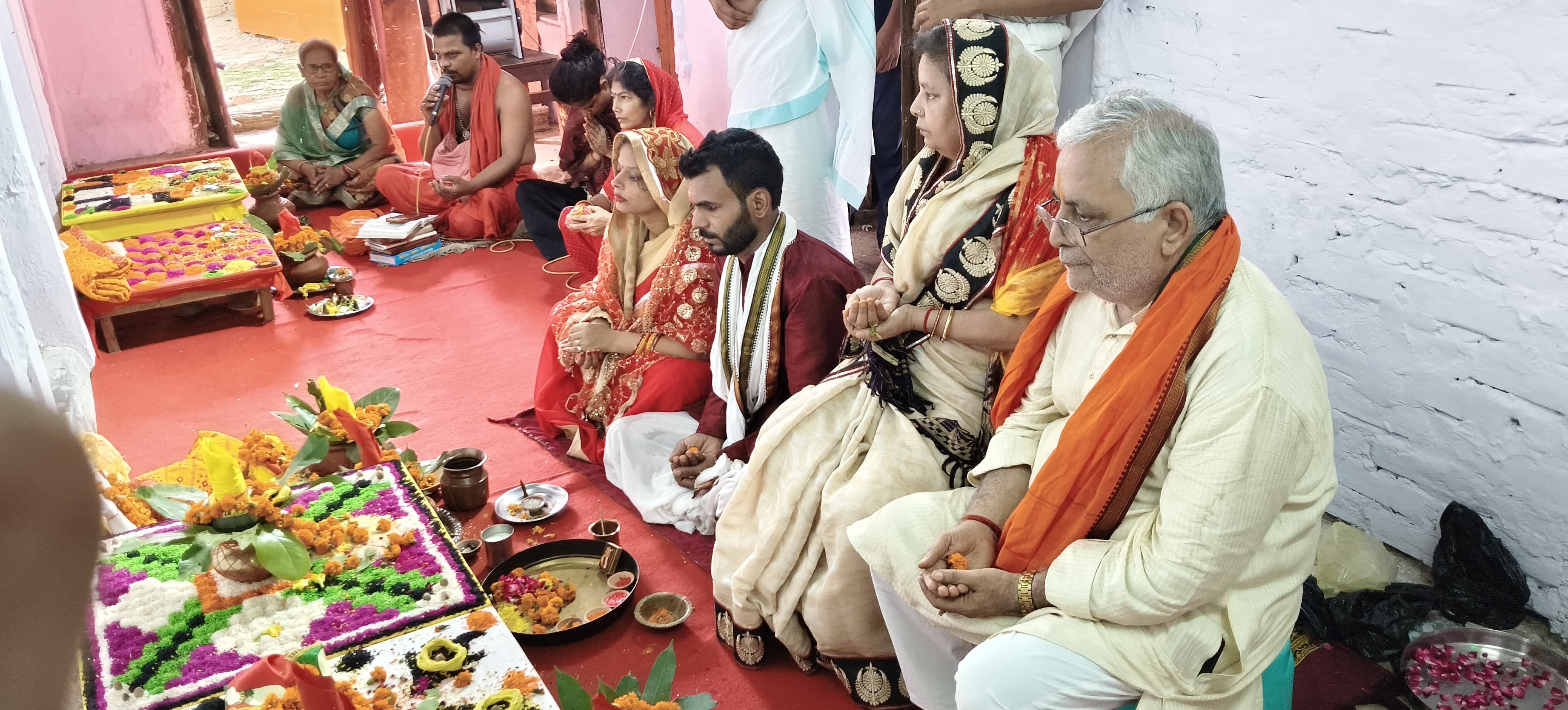फोटो 19 बलरामपुर के शिव मंदिर पूरब टोला में पूजा अर्चना करते श्रद्धालु। स्रोत आयोजक