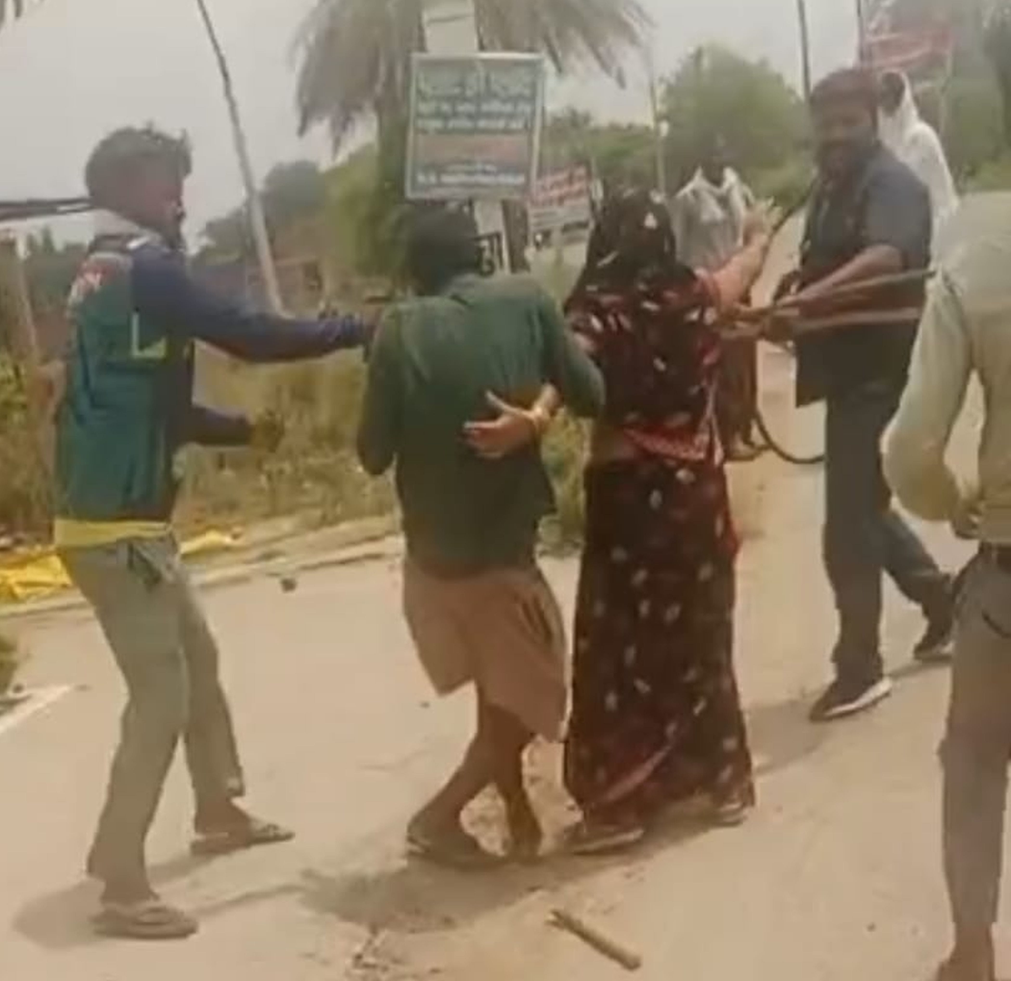 फोटो-32-महिला से मारपीट करते लोग। स्रोत वीडियो ग्रैब