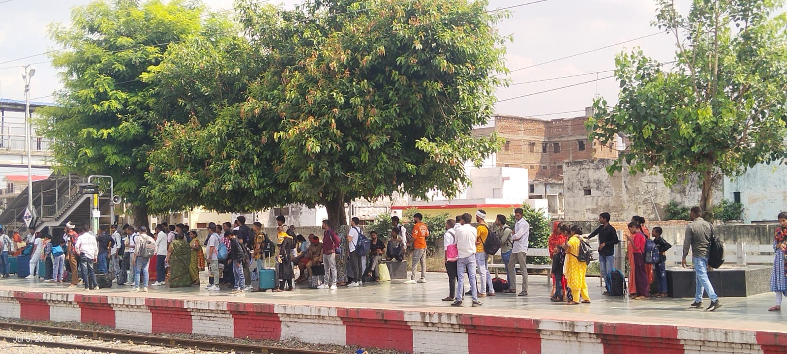 फोटो-39- प्लेटफार्म पर ट्रेन के इंतजार में बैठे यात्री। संवाद