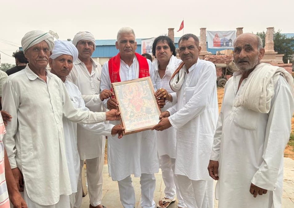 -फोटो 89 : कार्यक्रम में पहुंचे कांग्रेस नेता नरेश जून का सम्मान करते आयोजक। स्रोत समिति