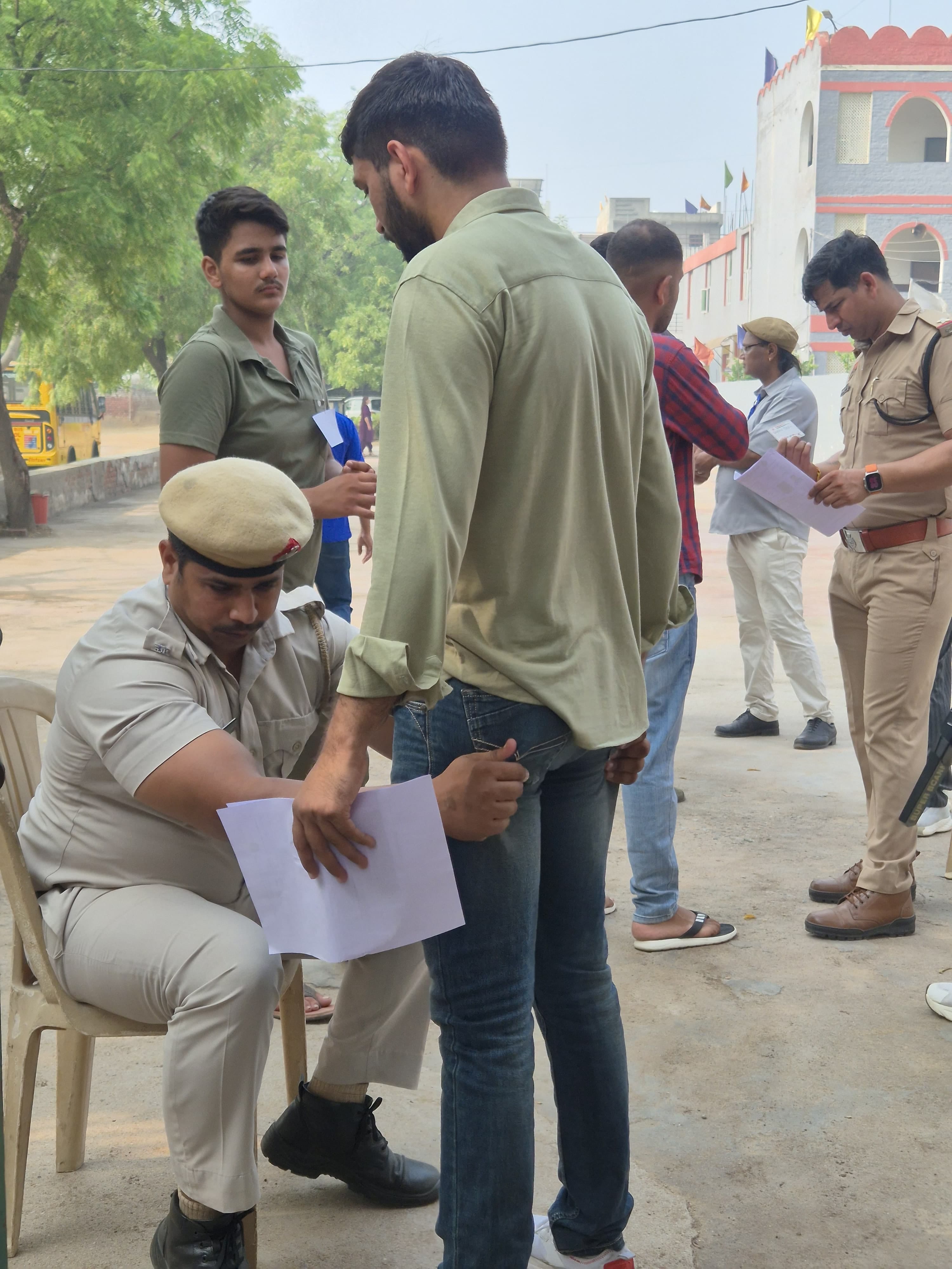 -फोटो 92 : शहर में बने एक केंद्र पर परीक्षार्थी की जांच करते पुलिसकर्मी। संवाद
