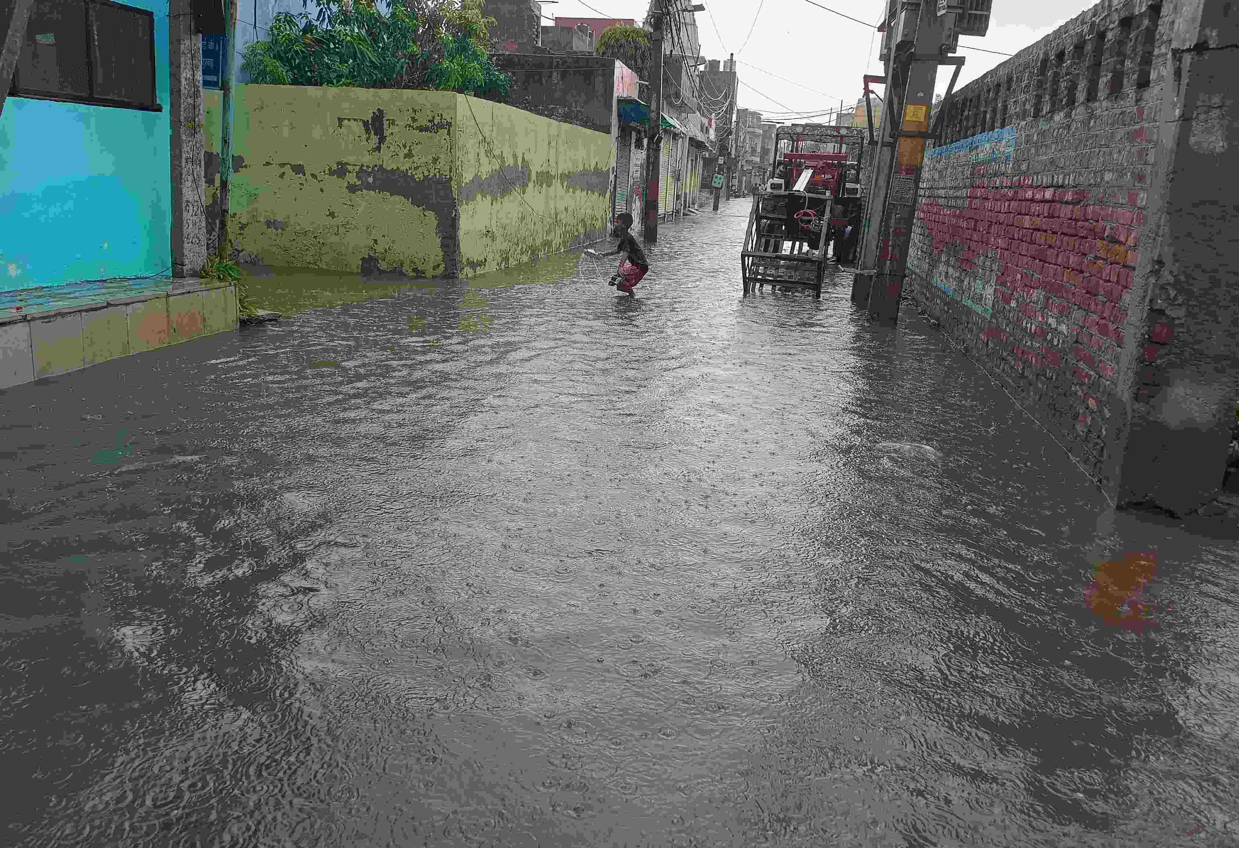 -फोटो 93 : वार्ड-5 व 6 को जोड़ने वाले मुख्य मार्ग पर हुआ जलभराव। संवाद