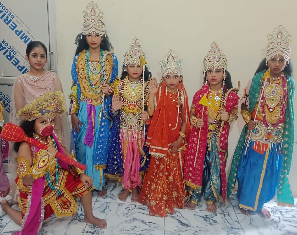 The children presented captivating tableaux.