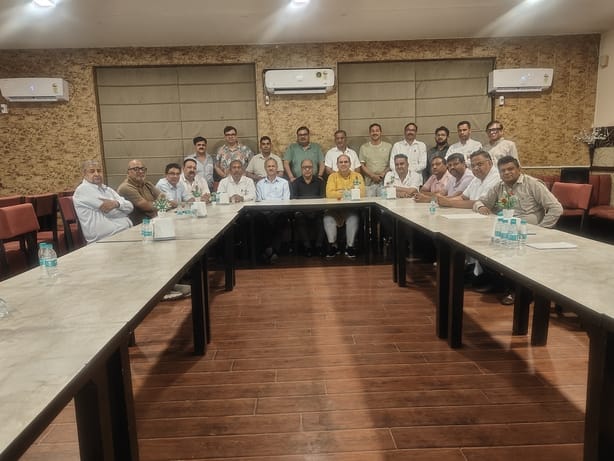 Demand to reconsider Urea-DAP distribution policy; private fertilizer dealers appeal to the government.