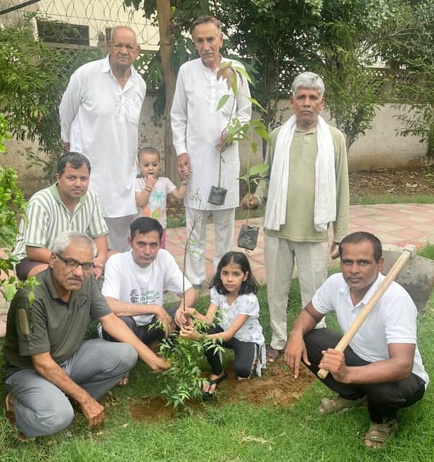 Ten fruit-bearing and shade-providing saplings were planted in the park.