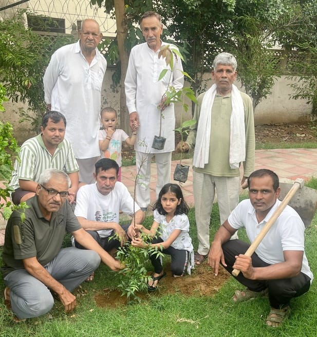 Ten fruit-bearing and shade-providing saplings were planted in the park.