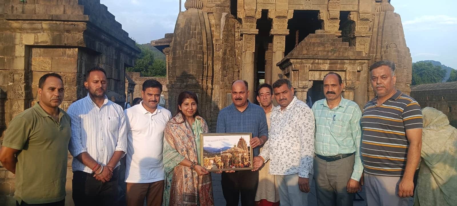 गुरु मां को स्मृति चिन्ह भेंट करते रवींद्र बिट्टू एवं अन्य। जागरूक पाठक।