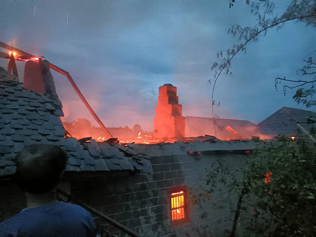 A massive fire broke out in Kudsaye village, reducing the slate-roofed houses of three families to ashes.