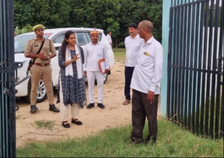 ग्राम पंचायत सिरसिया में निर्माण कार्यों का निरीक्षण करतीं डीएम अन्नपूर्णा गर्ग।   स्रोत-सूचना 