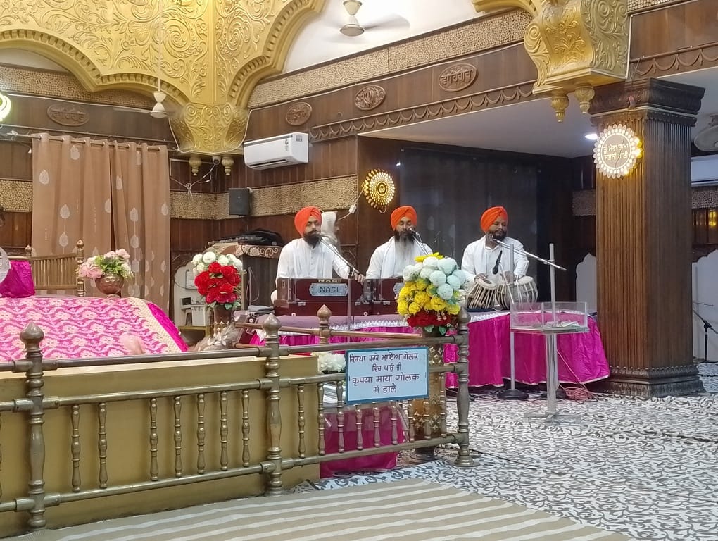 गुरुद्वारा में संगत को गुरबाणी सुनाते रागी जत्था। संवाद