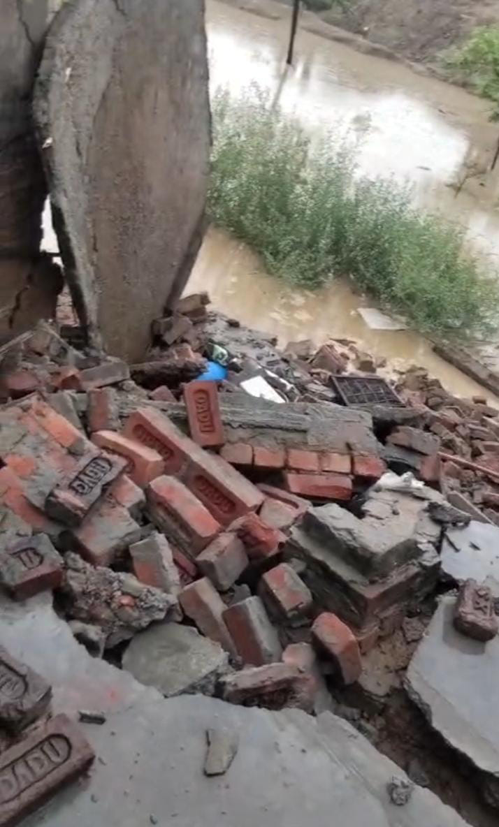 गांव बक्सर में बारिश के दौरान दीवार गिरने से गिरा मलबा। स्रोत वीडियो ग्रैब