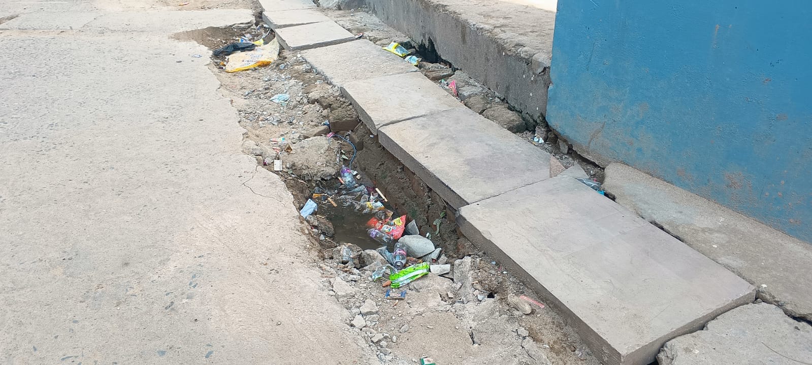 घोसी में बारिश के बाद सड़क का धसा एक हिस्सा