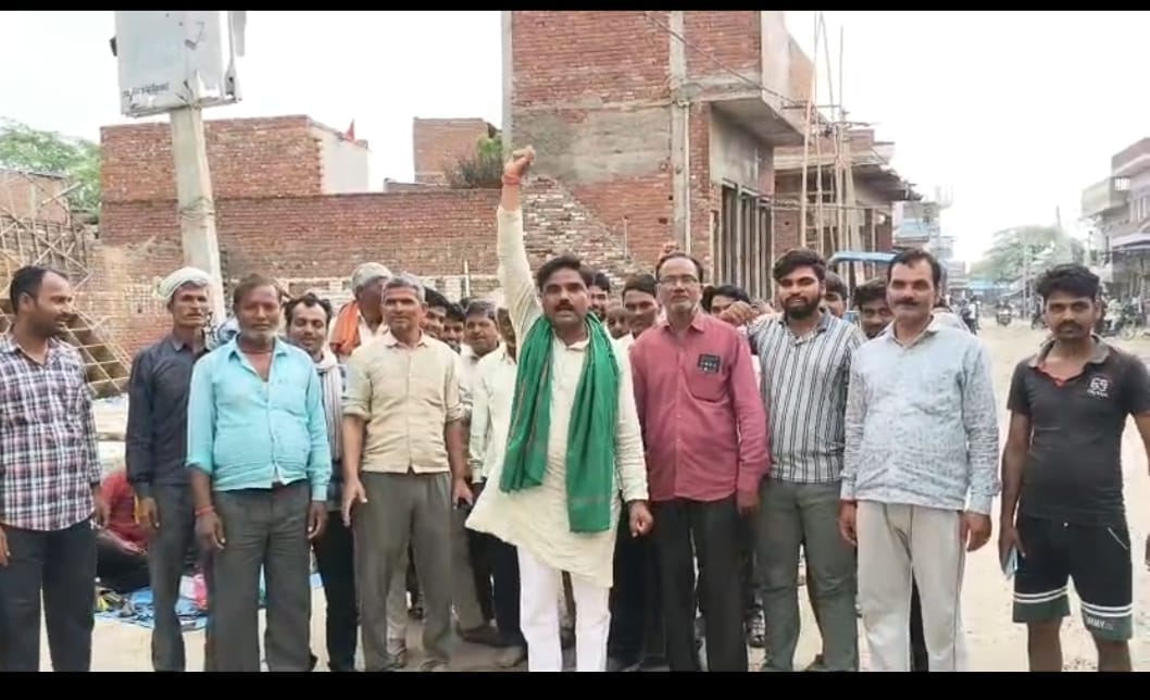 Road in Nuh Khas damaged; displeasure expressed.