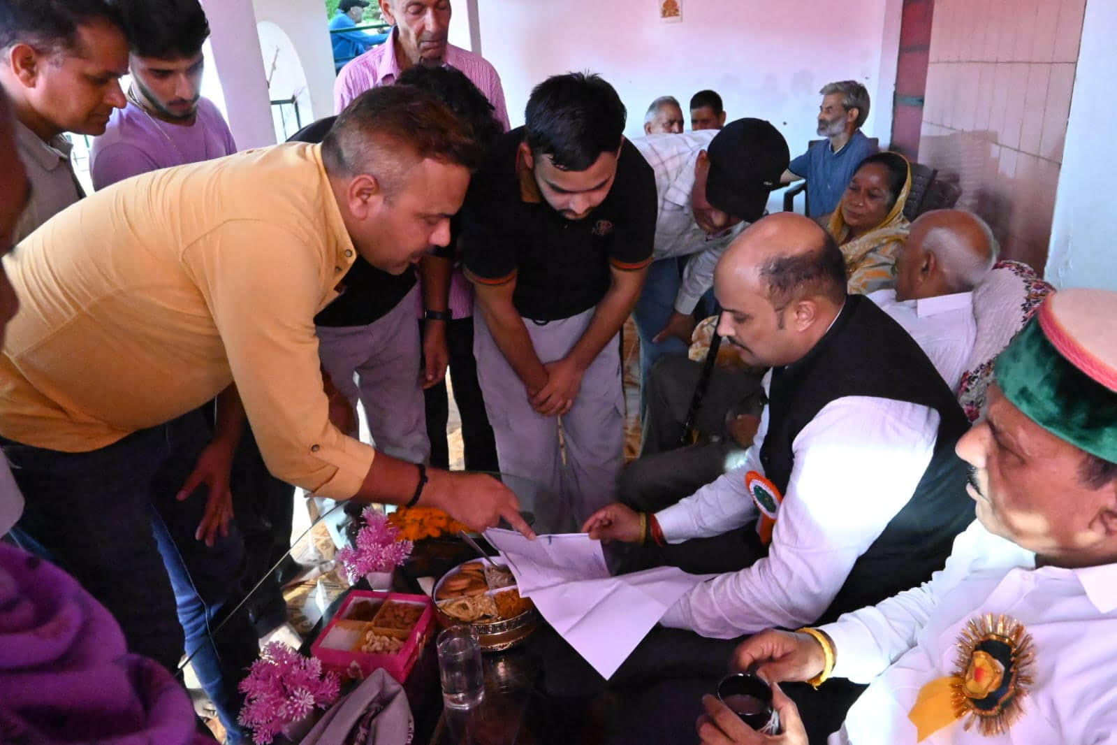 जलाड़ी में जनसभा के दौरान लोगों की समस्याएं सुनते आयुष मंत्री यादविंद्र गोमा। -स्रोत : पीआरओ