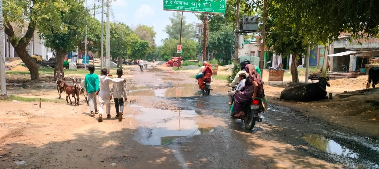 Deep potholes on the Dariyavganj road have not been filled even after a year.
