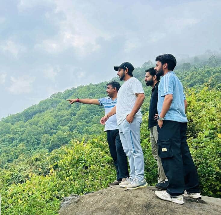 ज्वालामुखी मंदिर के परिक्रमा मार्ग का निरीक्षण करते पार्षद व अधिकारी। संवाद