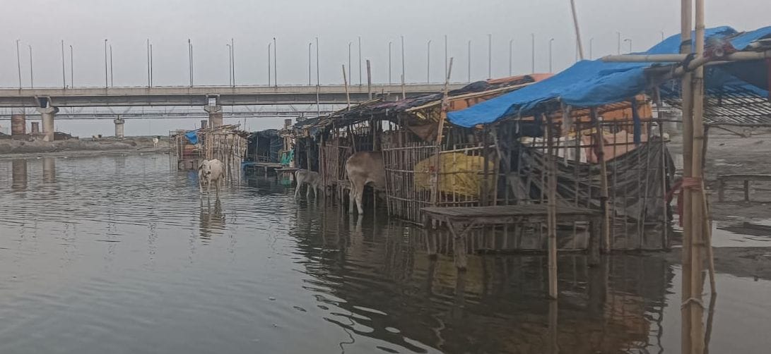 Water from the rising Ganga entered five shops.