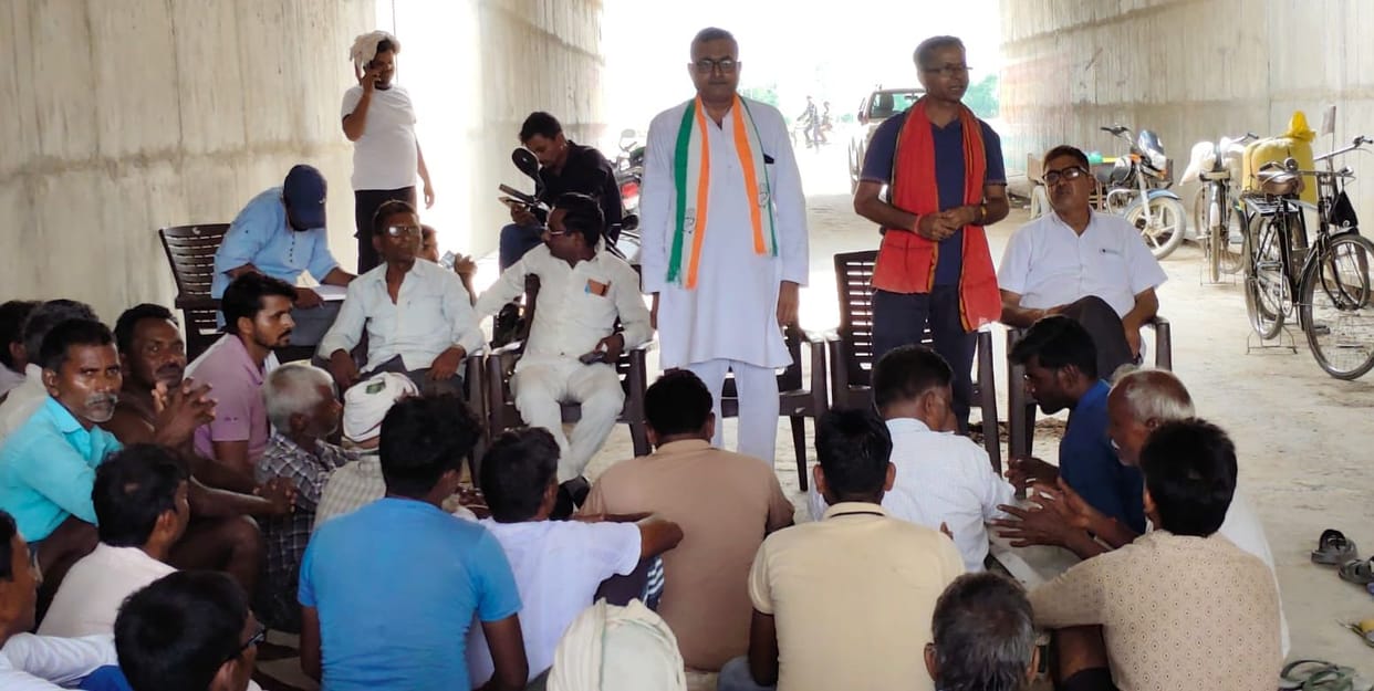 Opposition to land acquisition intensifies; farmers declare they will give up their lives but not their land.