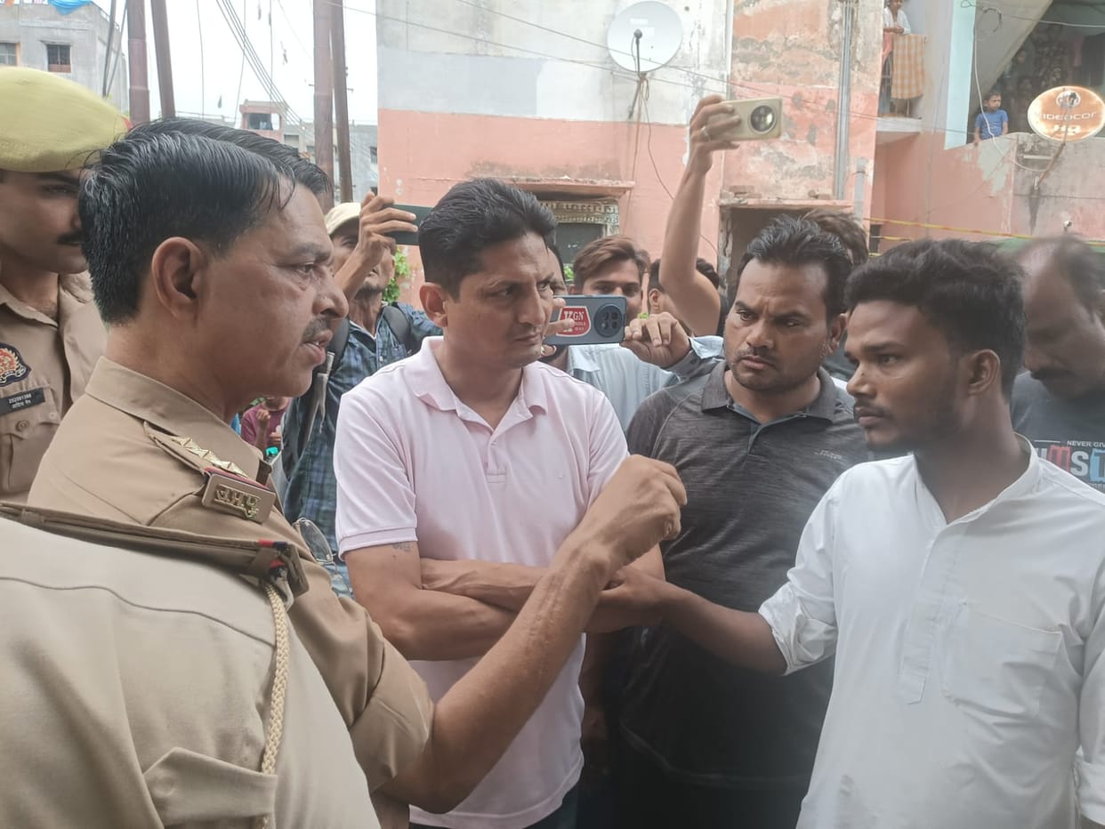 Fraud worth lakhs under the pretext of securing loans... angry victims climbed an 80-foot-high overhead tank.