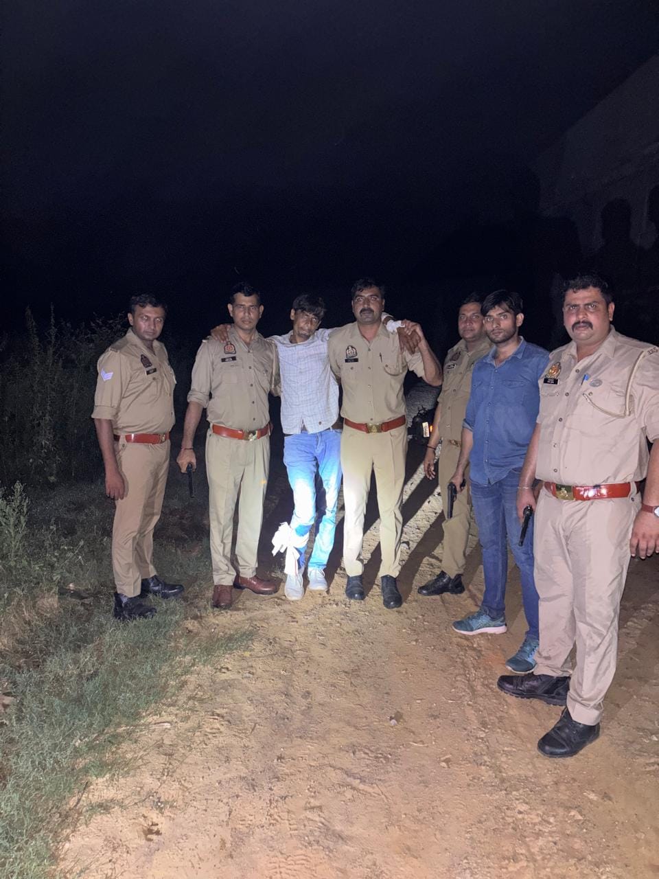 Kithaur police arrested two criminals in an encounter; one sustained a gunshot wound.
